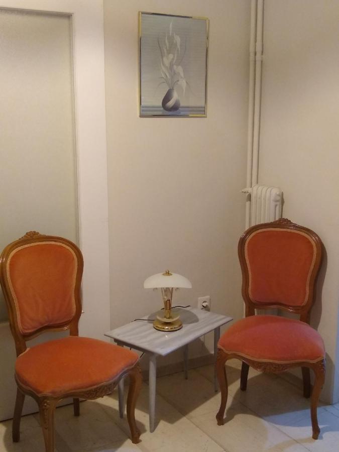 Acropolis Within 10 Minutes Walk! Classical Apartment And A Hostess At Your Side! 아테네 외부 사진